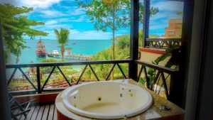 Pousada Boulevard Bombinhas com Jacuzzi Privativo no Terraço com Vista do Mar
