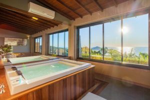 Pousada Rêmora Praia do Rosa com Jacuzzi Privativo no Terraço com Vista do Mar