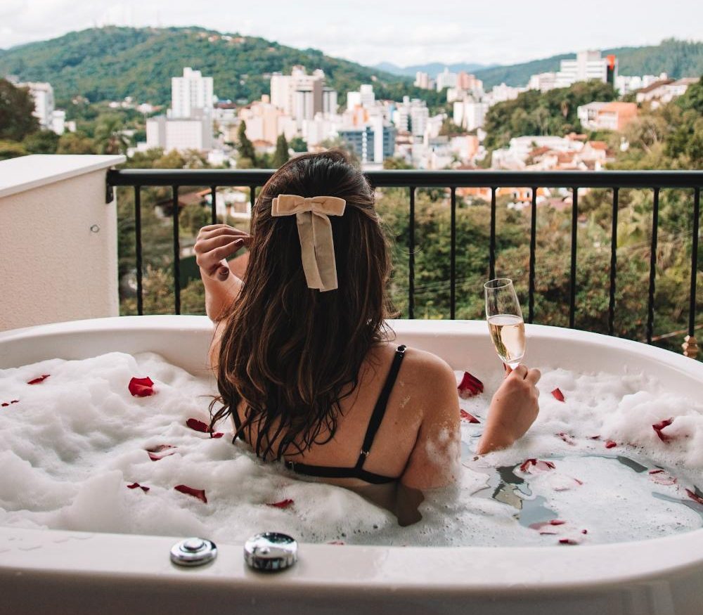 Villa do Vale Boutique Hotel Blumenau com Romântico Jacuzzi no Varanda com Vista para a Cidade